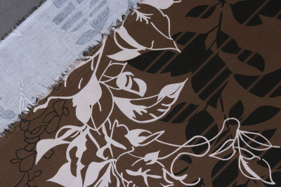 Сатин набивной 220 Листва на коричневом - изображение