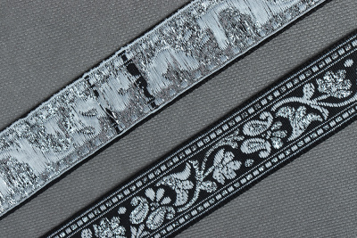 Лента 23мм жаккардовая 9042 Цветы Чёрный/серый/серебро - изображение