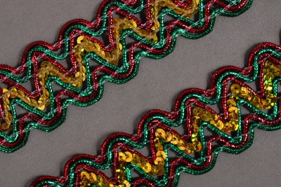 Тесьма 30мм с пайетками Зиг-заг Красный/зеленый/золото - изображение