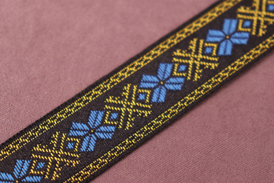 Лента 22мм жаккардовая 9081 Славянский орнамент Черный/Синий/Желтый - изображение