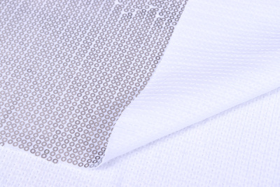 Пайетки на трикотаже Серебро на белом - изображение