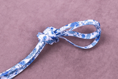 Шнурок 08*140см плоский с рисунком Белый/Синий/Голубой - изображение