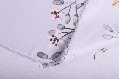 Сатин набивной 220 Цветы на св.сером - изображение