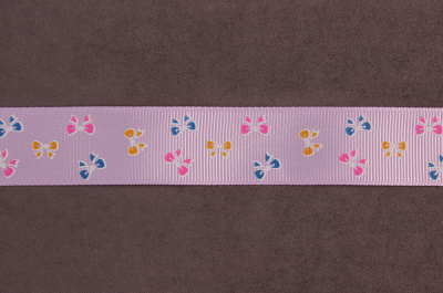 Репсовая лента с рисунком 25мм Бантики на лавандовом - изображение