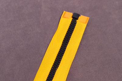 Молния водоотталкивающая 80см Т5 разъемная трактор Желтый/Черный - изображение