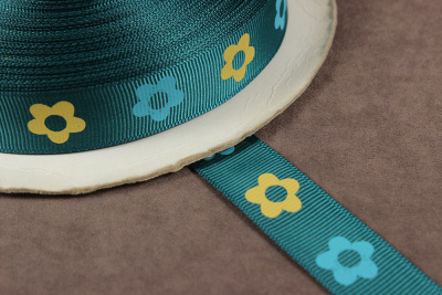 Репсовая лента с рисунком 20мм Желтые/голубые цветы на т.зеленом - изображение