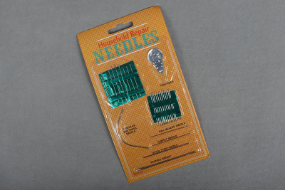 Набор швейных ручных игл с нитевдевателем на блистере - изображение