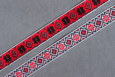 Лента 17мм жаккардовая 9504 Орнамент Белый/красный/черный - изображение
