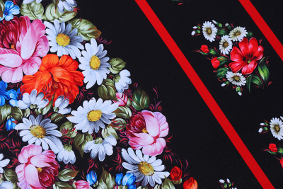 Габардин набивной полосы Цветы на черном - изображение