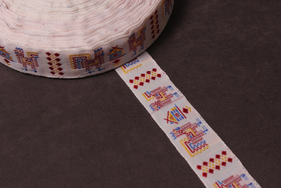 Лента 24мм жаккардовая 6627 Славянский орнамент Оберег Белый/желтый/голубой/красный - изображение