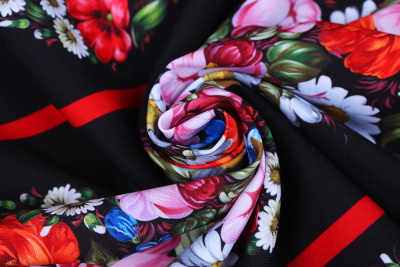 Габардин набивной полосы Цветы на черном - изображение