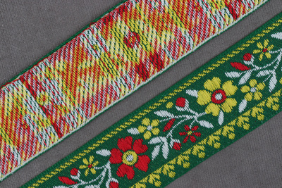 Лента 31мм жаккардовая 9803 Цветок Зеленый/желтый/красный/белый - изображение