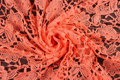 Полотно кружевное Крупные люминесцентно-персиковые розы - изображение