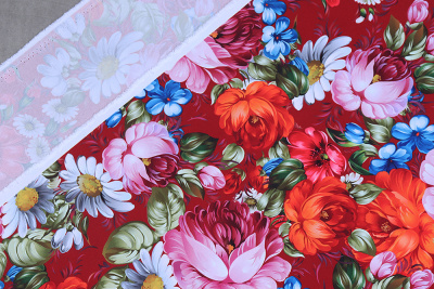 Габардин набивной Цветы на бордовом - изображение
