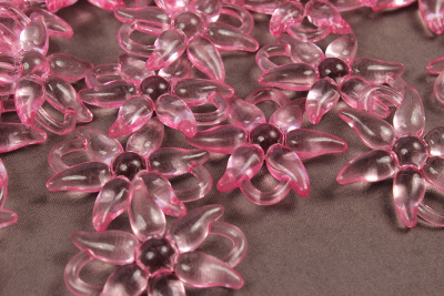 Бусины фигурные пластик Цветок с петелькой - изображение