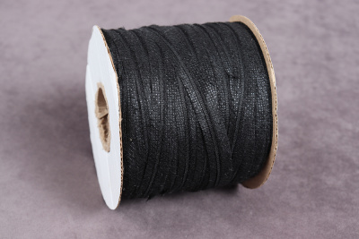 Лента клеевая 12мм нитепрошивная по косой с тесьмой Черный - изображение