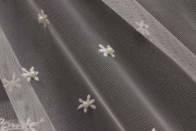 Сетка вышивка белая с жемчугом - изображение