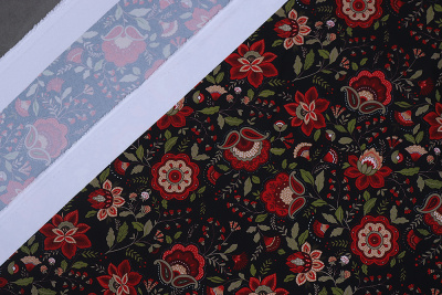 Габардин набивной Бордовые цветы на черном - изображение
