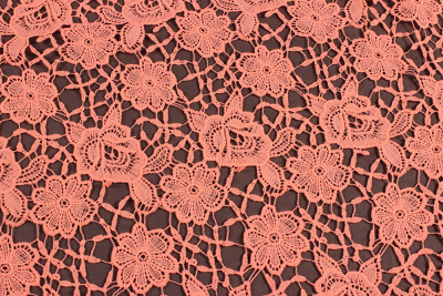 Полотно кружевное Крупные люминесцентно-персиковые розы - изображение
