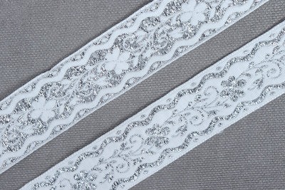 Лента 23мм жаккардовая 9016 Серебряные цветы на белом - изображение