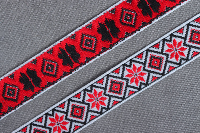 Лента 17мм жаккардовая 9504 Орнамент Белый/красный/черный - изображение
