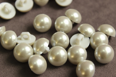 Пуговица 10мм на ножке Жемчуг Белый 001 - изображение