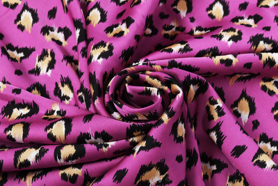 Шелк-сатин 11216 Звериный принт на фуксии - изображение