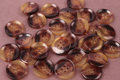 Пуговица 18мм 4х прок. CN2826 Прозрачный вкрапление коричневый - изображение