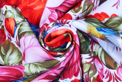 Габардин набивной Цветы на белом - изображение