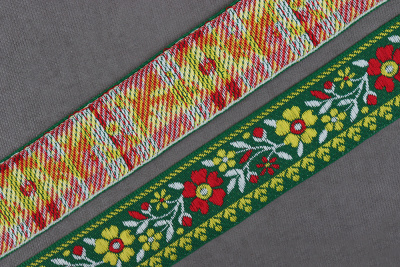 Лента 31мм жаккардовая 9803 Цветок Зеленый/желтый/красный/белый - изображение