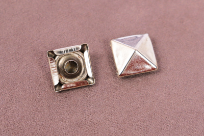 Хольнитены 10мм острая пирамида Никель - изображение