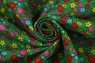 Бязь-универсал П13-150 ИВ Мелкие цветы на зеленом - изображение