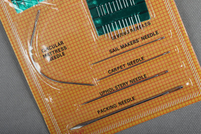 Набор швейных ручных игл с нитевдевателем на блистере - изображение