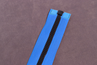 Молния водоотталкивающая 80см Т5 разъемная трактор Василек/Черный - изображение