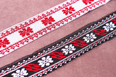 Тесьма 25мм Славянские орнаменты Красный/Белый на черном - изображение