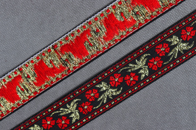 Лента 23мм жаккардовая 9007 Гвоздика Черный/золото/красный - изображение