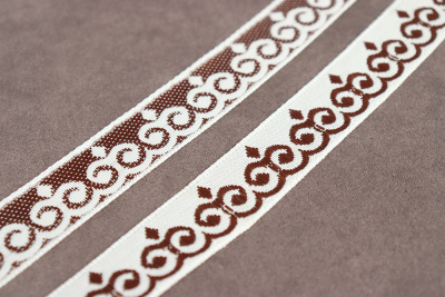 Лента 18мм жаккардовая 9796 Орнамент Белый/Коричневый - изображение