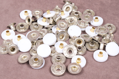 Кнопки пробивные 15мм Альфа  Пластик Белый - изображение