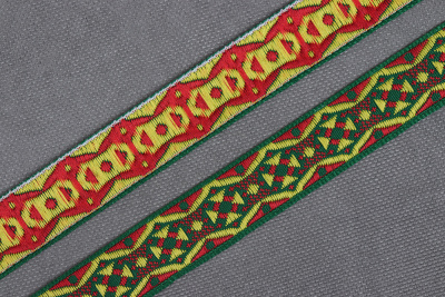 Лента 17мм жаккардовая 8383 Орнамент Зеленый/желтый/красный - изображение