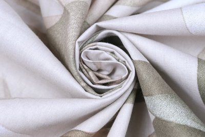 Сатин набивной 220 115 гр/м.кв. Цветы на св.бежевом - изображение