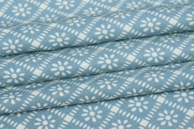 Вискоза набивная 406 150гр/м.кв.Цветок в ромбе на св.синем - изображение