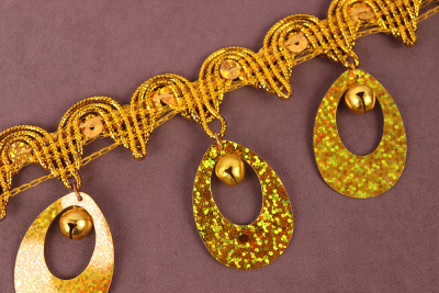 Тесьма 15мм металлизированная с бубенчиками/пайетками Золото - изображение