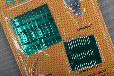 Набор швейных ручных игл с нитевдевателем на блистере - изображение