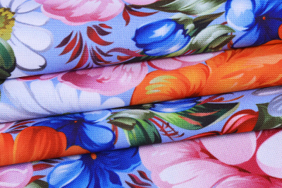 Габардин набивной Цветы на голубом - изображение