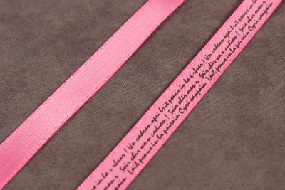 Лента атласная с рисунком 10мм Буквы на розовом - изображение