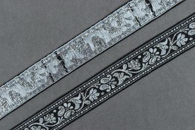 Лента 23мм жаккардовая 9042 Цветы Чёрный/серый/серебро - изображение
