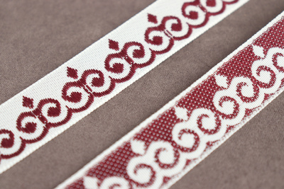 Лента 18мм жаккардовая 9796 Орнамент Белый/Бордовый - изображение