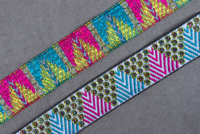 Тесьма жаккардовая 25мм СТ23 Бирюзовый/Фуксия/Золотой/Белый - изображение