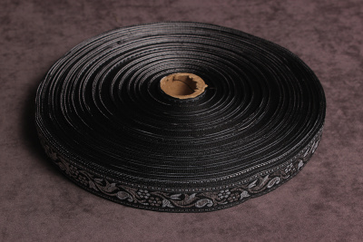 Лента 23мм жаккардовая 9042 Цветы Чёрный/серый/серебро - изображение