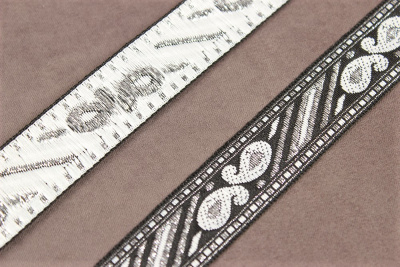 Лента 22мм жаккардовая 7560 Огурцы Черный/белый/серебро - изображение